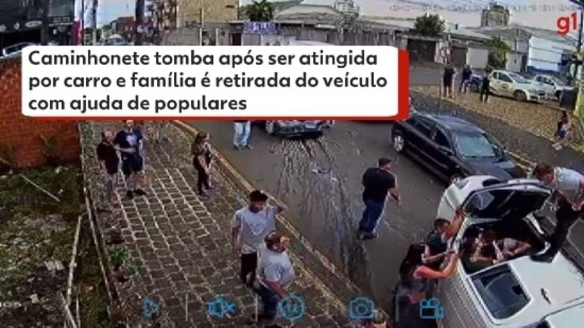 VÍDEO: Caminhonete tomba após ser atingida por carro em cruzamento e família é retirada do veículo com ajuda de populares