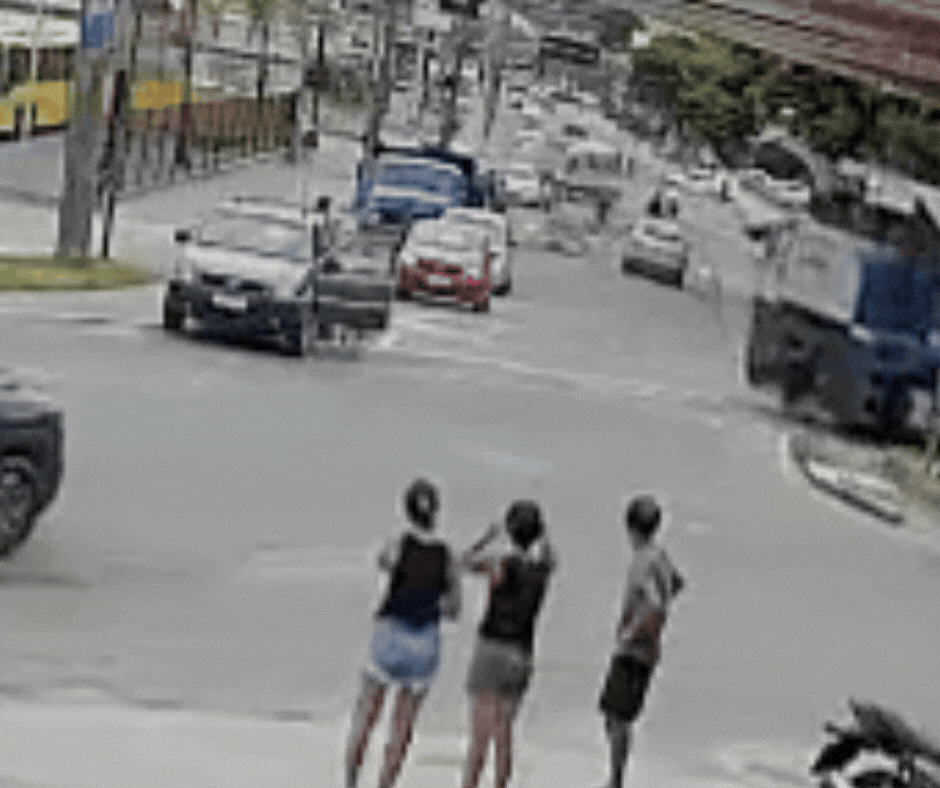 Motorista abandona carro segundos antes do veículo ser arrastado por trem em SC; VÍDEO