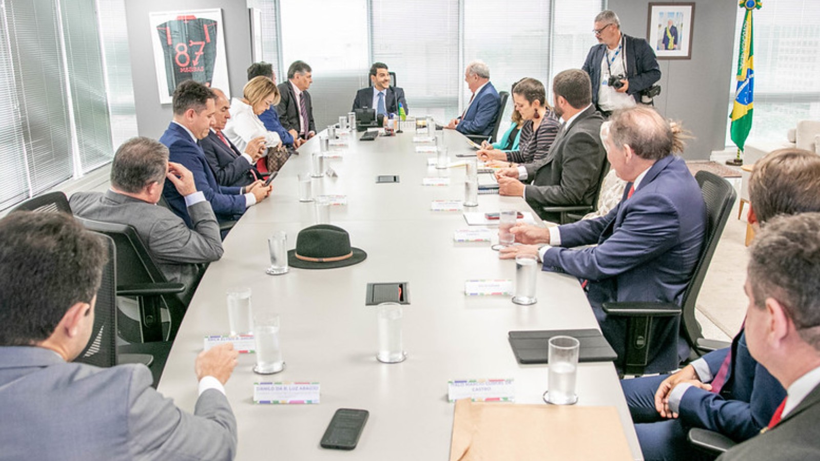 Autoridades debatem conflito fundiário em cidade no litoral do Piauí onde até prefeitura não tem registro