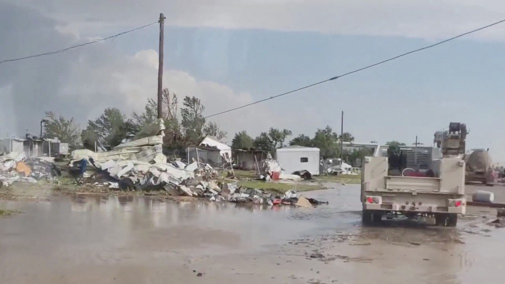 Tornado deixa 3 mortos e dezenas de casas destruídas no Texas