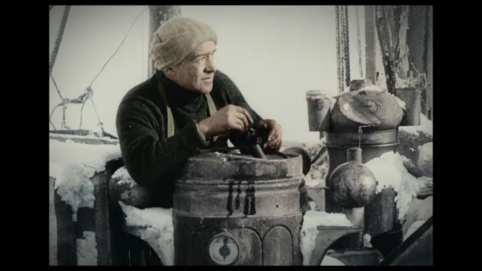 Ernest Shackleton a bordo do Endurance — Foto: BFI / Frank Hurley