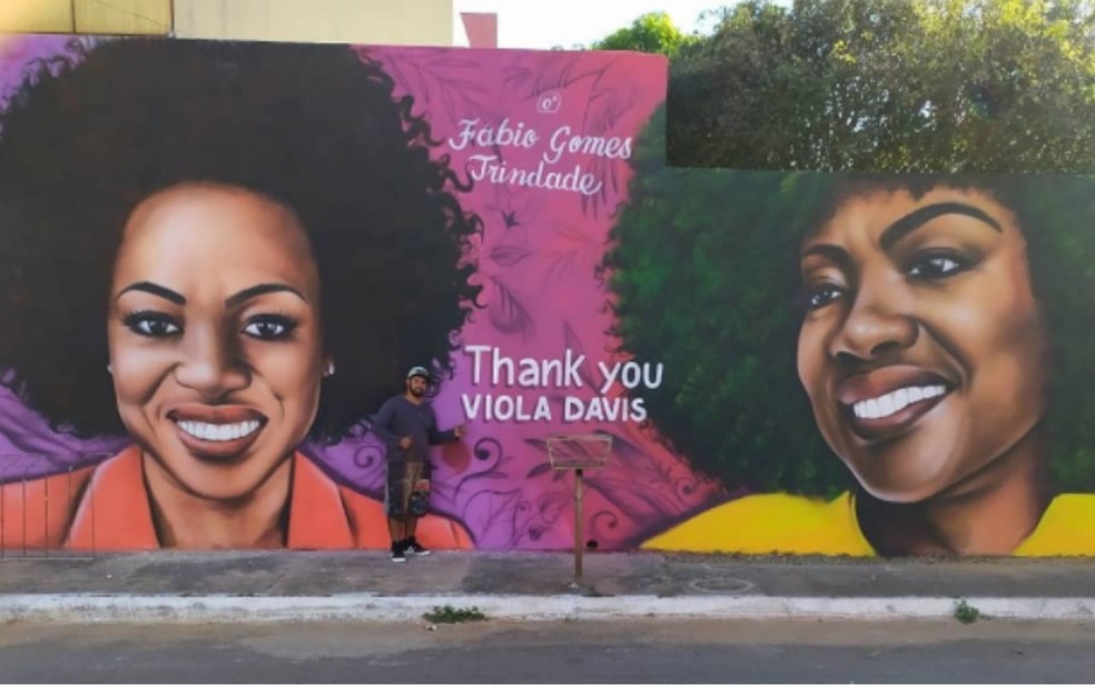 Artista Fábio Gomes faz homenagem a atriz Viola Davis em mural de Trindade Goiás — Foto: Reprodução/Instagra,