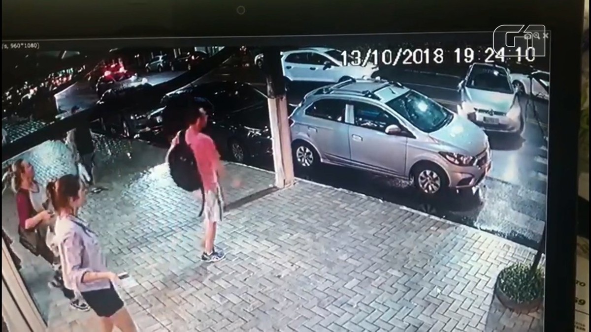 Motorista Foge Após Bater Em Caçamba E Três Carros Parados Em Guaratuba