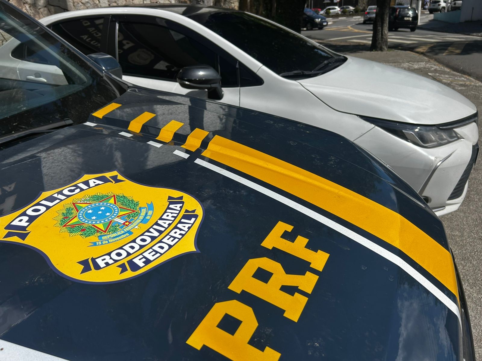 Carro roubado usado para caronas por aplicativo é recuperado pela PRF na Dutra, em Arujá