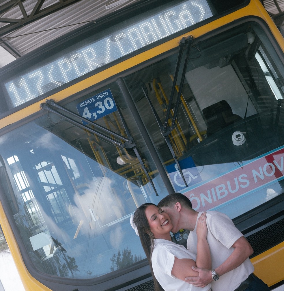 Noivos relembram primeiro encontro com ensaio fotográfico no ônibus da linha onde se conheceram — Foto: Marcela Maciel/Divulgação