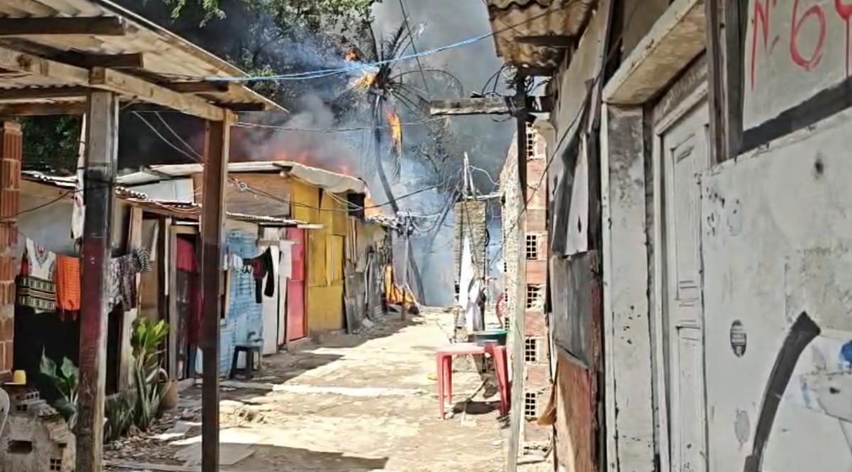 Mulher e quatro filhos morrem durante incêndio em comunidade do Recife; pai das crianças é preso em flagrante
