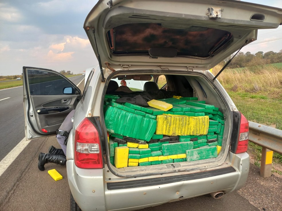 Carregamento de maconha estava em porta-malas de veículo abordado em Cesário Lange — Foto: PMRSP/Divulgação