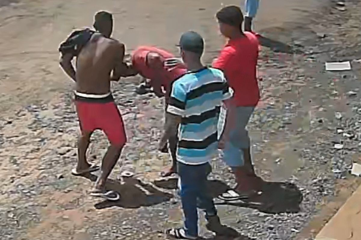 VÍDEO: homem é resgatado em estado grave após ser espancando