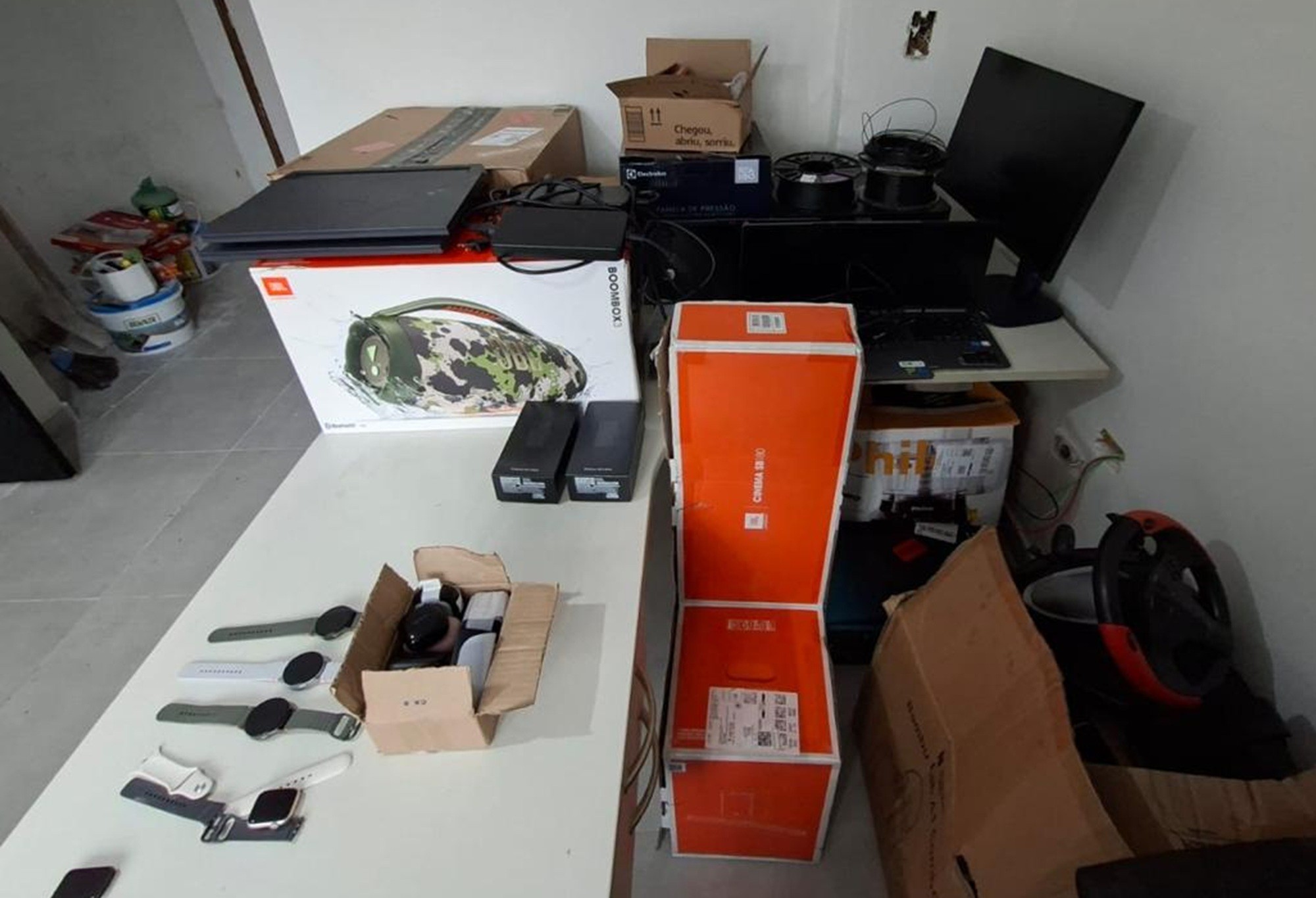 Funcionários são presos por furtar e desviar mercadorias de centro logístico da Amazon