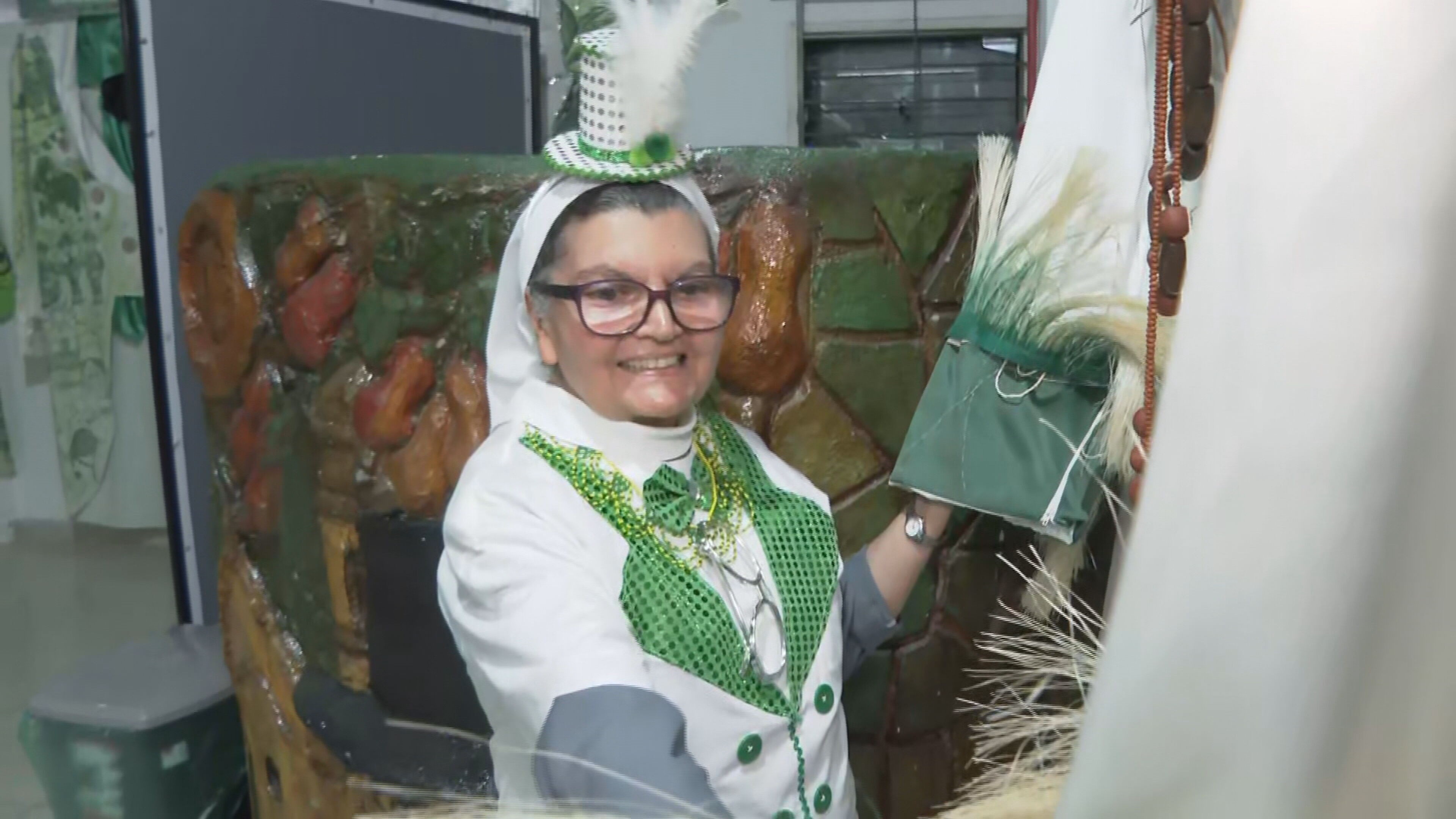 Moradora de Olinda há 44 anos, freira se encanta pelo Homem da Meia-Noite; 'Coloco despertador para assistir ao desfile'