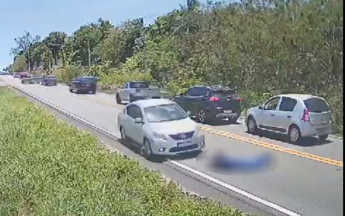 Homem cai de moto e é atingido por carro em rodovia na Bahia