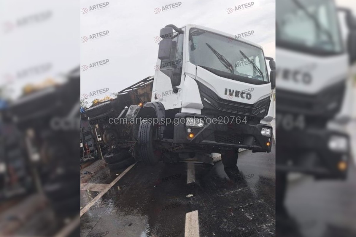 Carreta com carga de congelados tomba e interdita Raposo Tavares em Rancharia