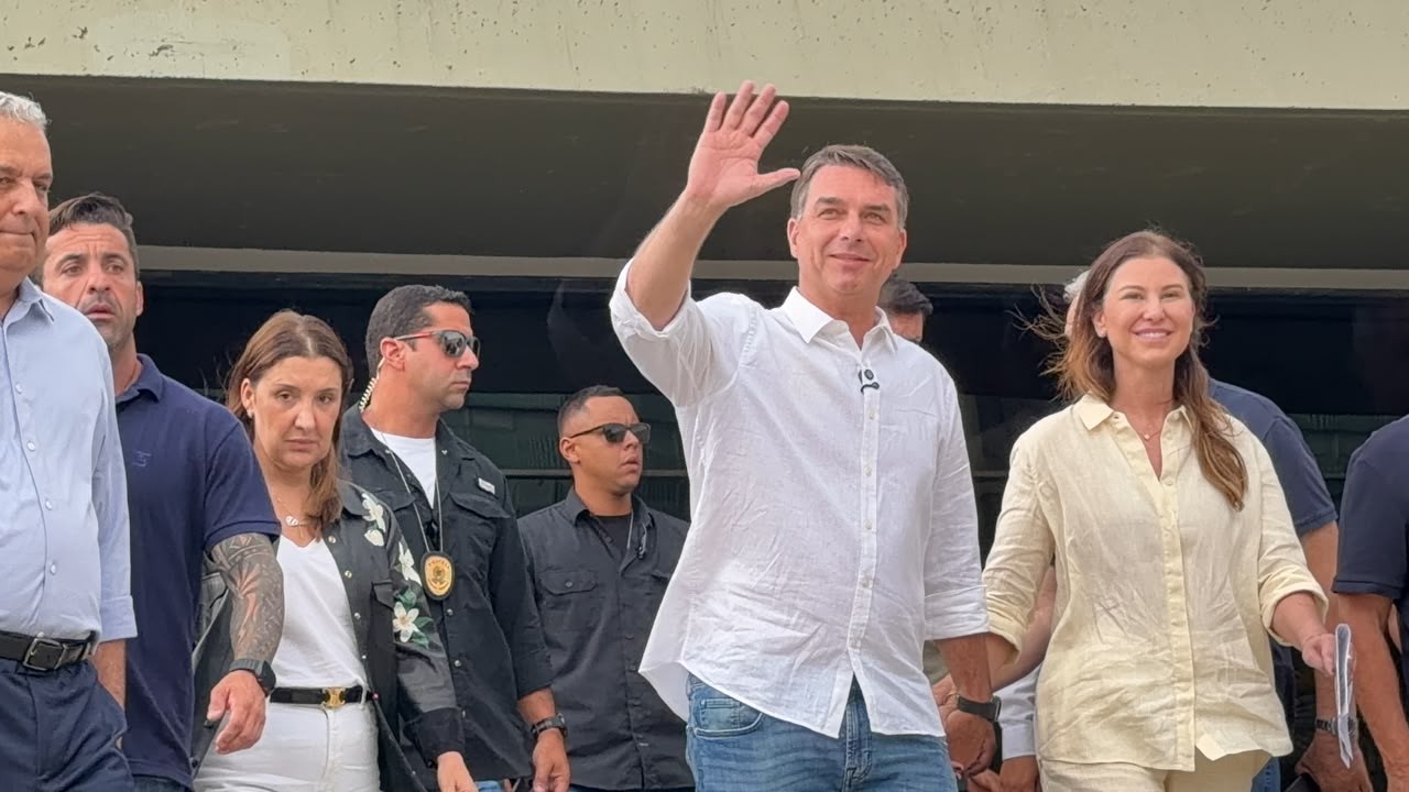 Flávio comemora liberação para visitas a Jair Bolsonaro e diz que se encontrará com o pai nesta terça
