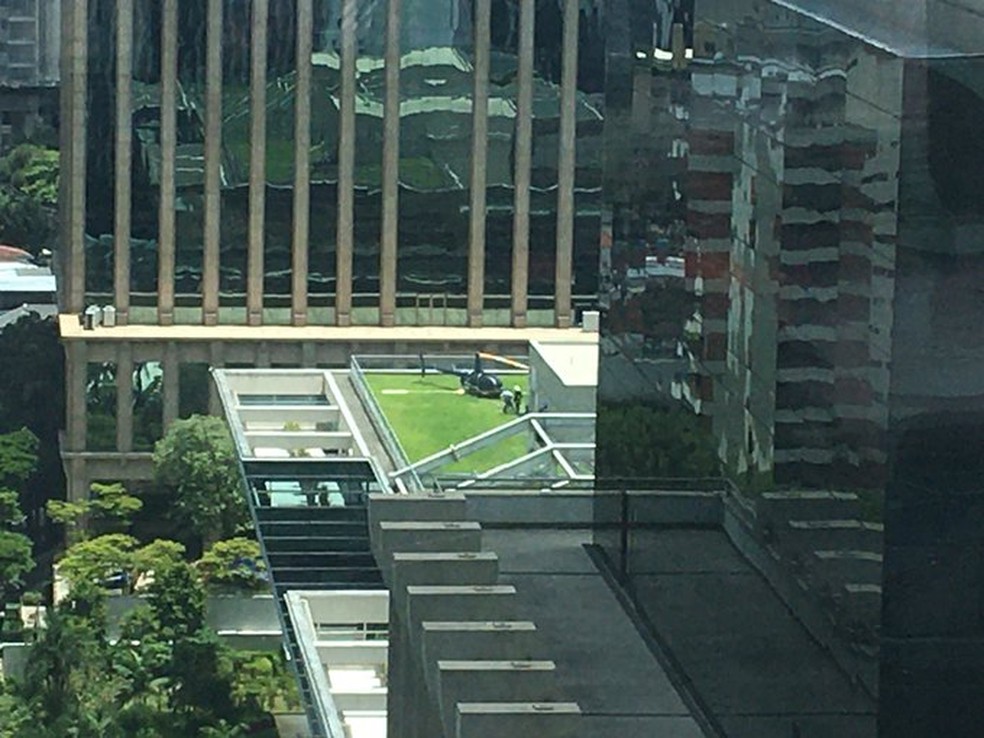 Helicptero faz pouso de emergncia em prdio da Faria Lima, na Zona Sul de SP — Foto: Reproduo/Twitter