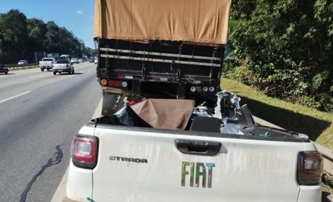 Motorista fica ferido após bater em carreta na Castello Branco em Araçariguama