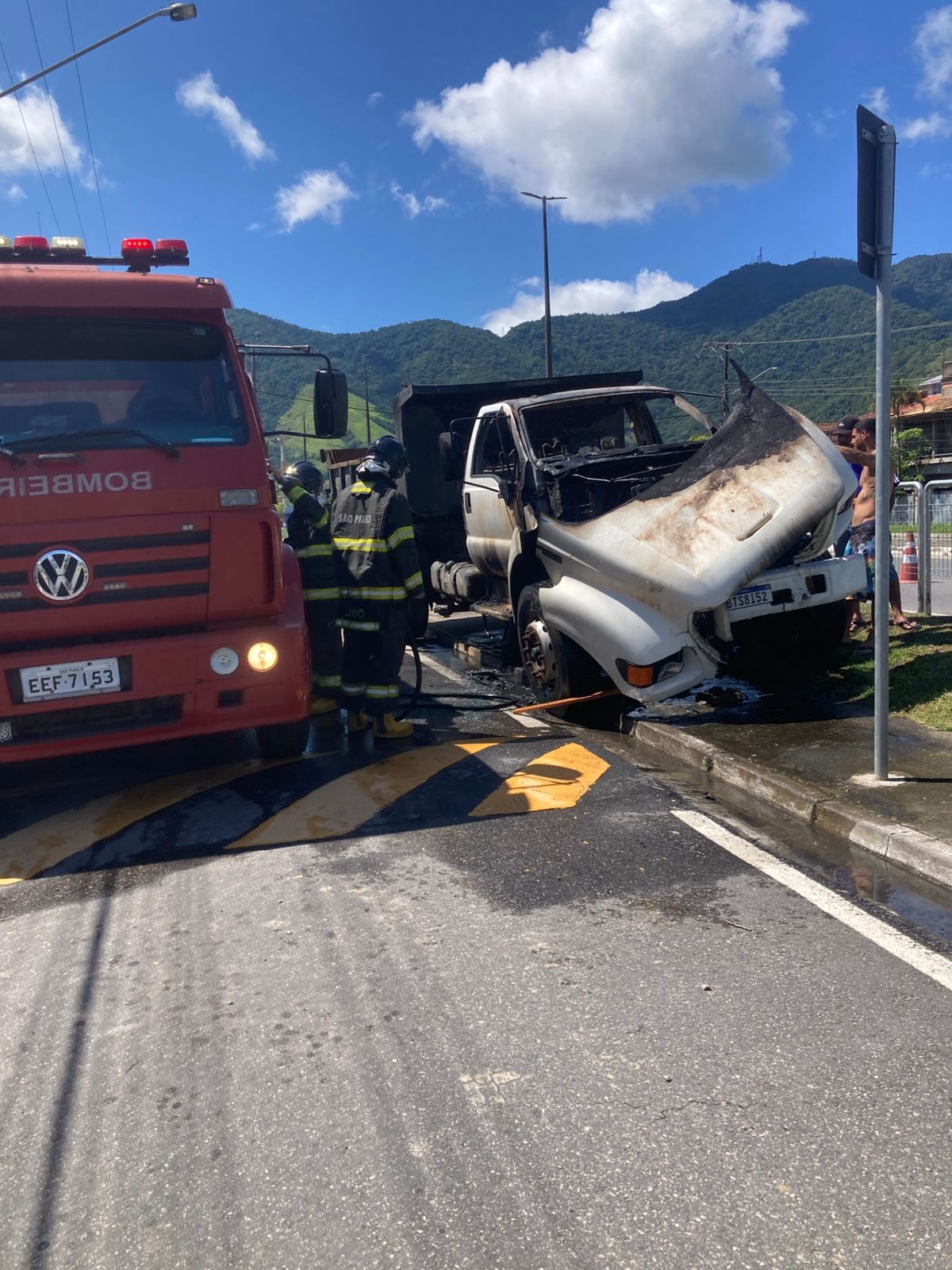 Caminhão fica destruído após pegar fogo na Enseada em São Sebastião