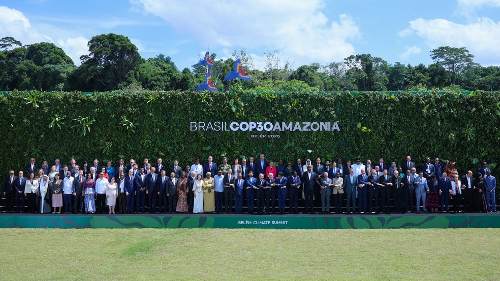 Líderes posam para foto de família na Cúpula do Clima que antecede a COP30, em Belém. — Foto: REUTERS/Adriano Machado