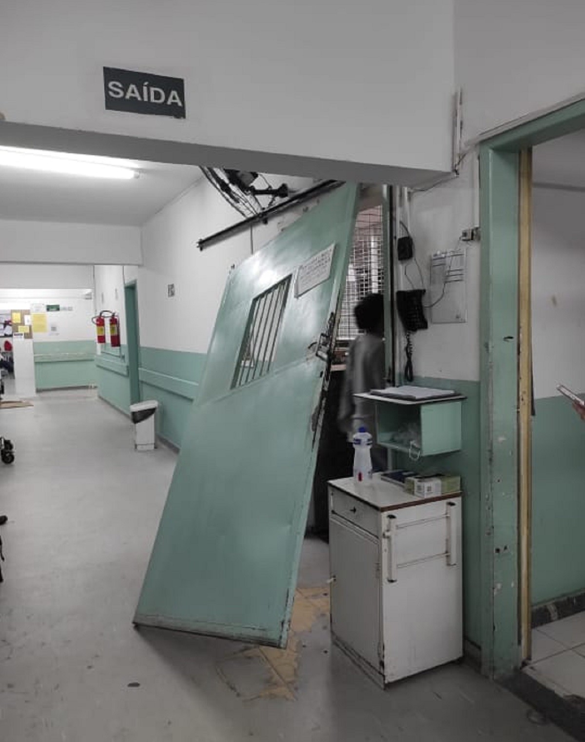 Paciente chuta e derruba porta de aço após perder chamada para atendimento no HPS em Juiz de Fora 