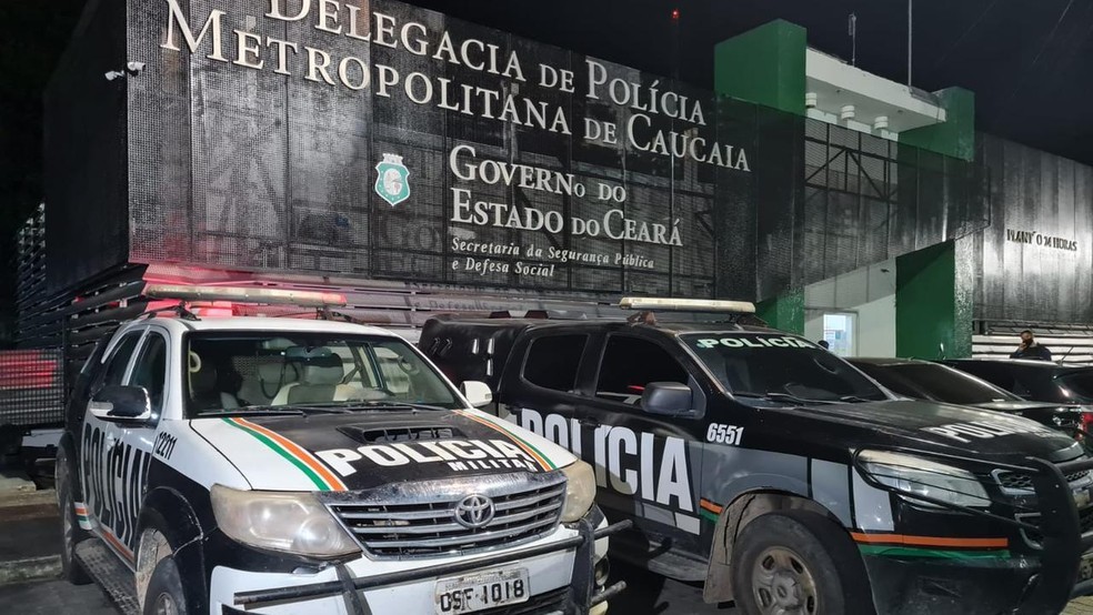 Policiais da Delegacia de Caucaia investigam caso de criança achada morta em carro abandonado — Foto: Divulgação