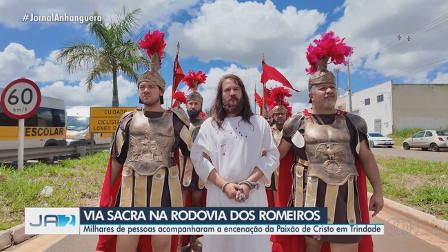 Multido acompanha encenao da Paixo de Cristo na Rodovia dos Romeiros