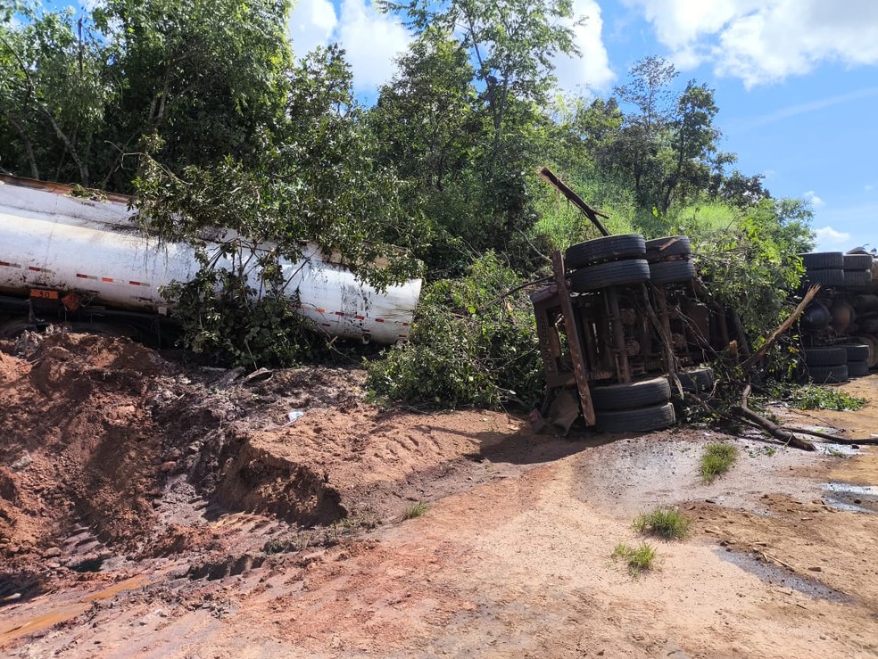 Acidente aconteceu por volta de 5h e a carreta estava carregada com diesel — Foto: Corpo de Bombeiros de Mato Grosso