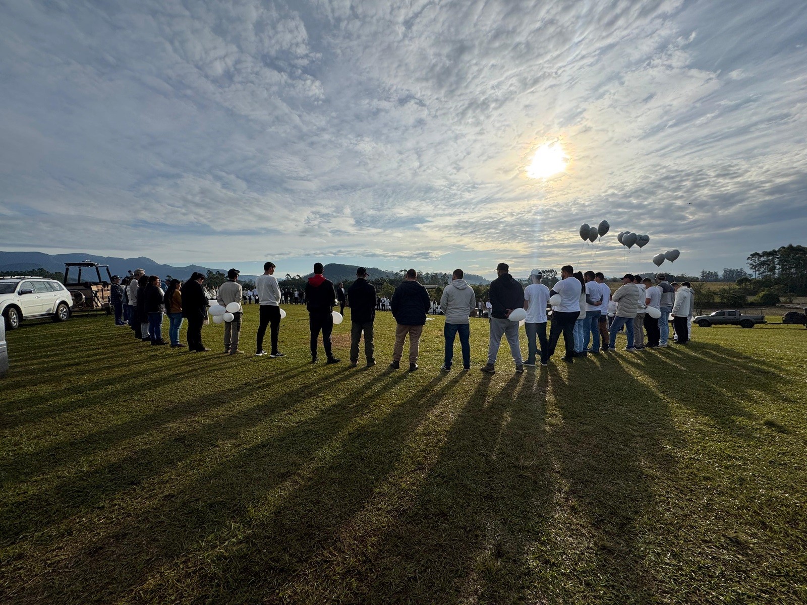 Uma semana após tragédia, reflexão e aplausos marcam homenagem às oito vítimas de queda de balão em SC