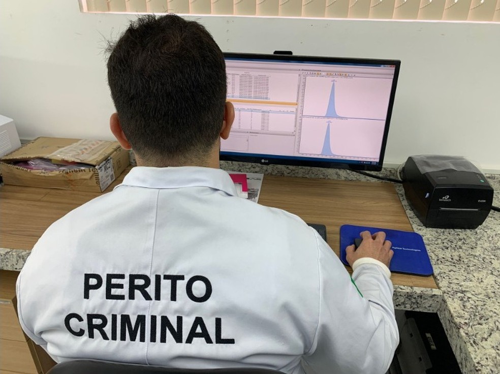 Polícia Científica realiza análise de materiais coletados — Foto: Ascom Polícia Científica
