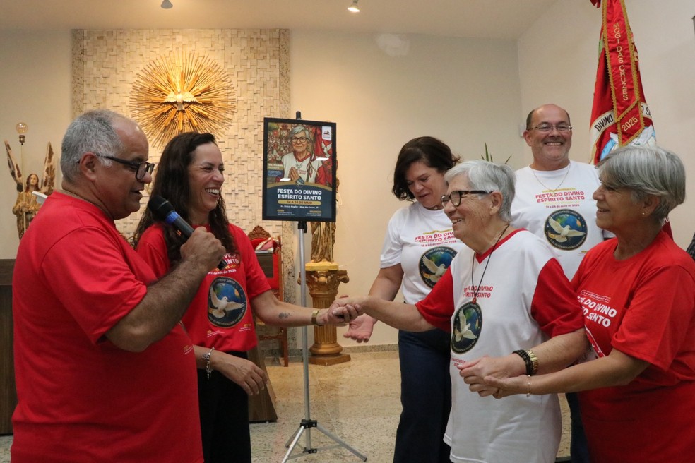 Trindade foi homenageada pelos festeiros e capitães-de-mastro — Foto: Pró-Divino/Natália Amschinger