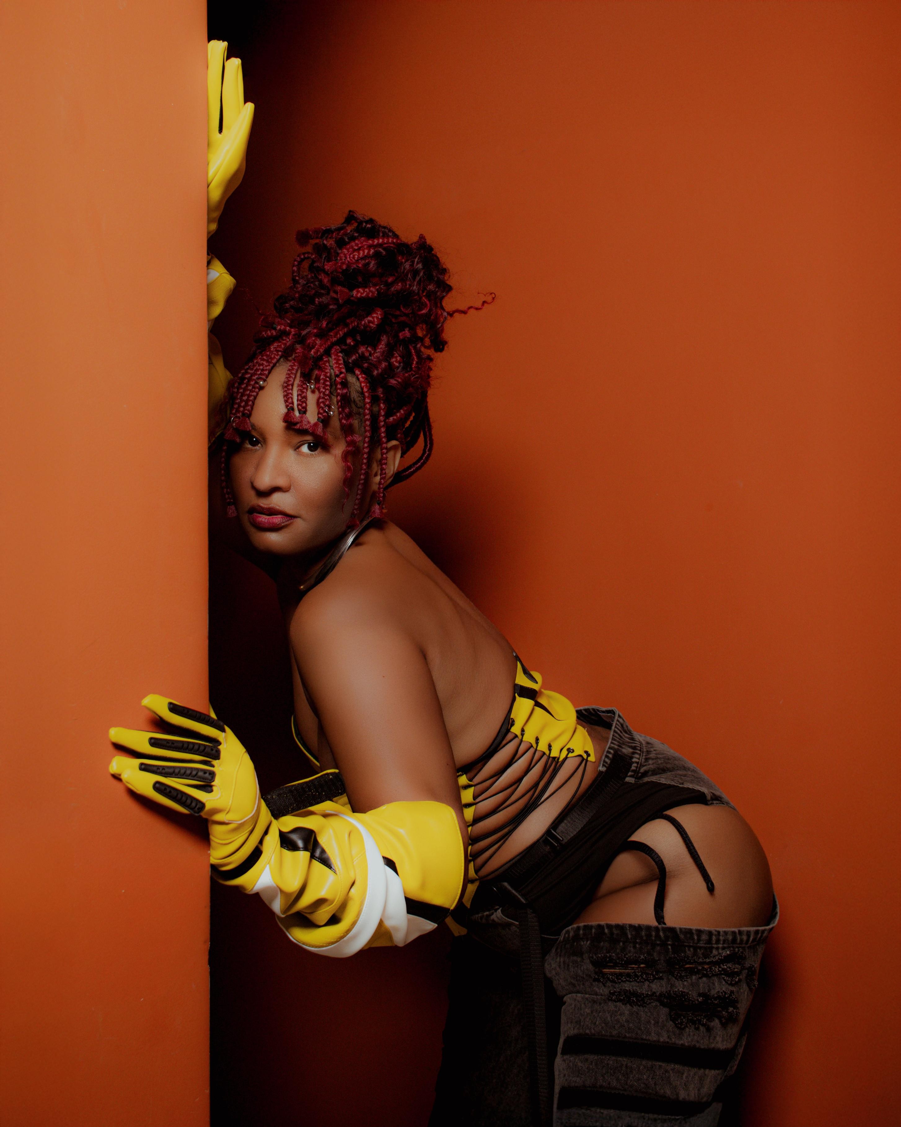 Larissa Luz demole preconceitos raciais e sexuais de antigos Carnavais no tom inclusivo do single folião 'Marchona'