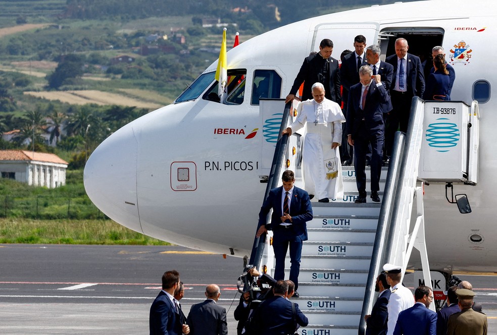 Papa Leão XIV deixando avião ao lado do rei da Espanha — Foto: REUTERS/Borja Suarez
