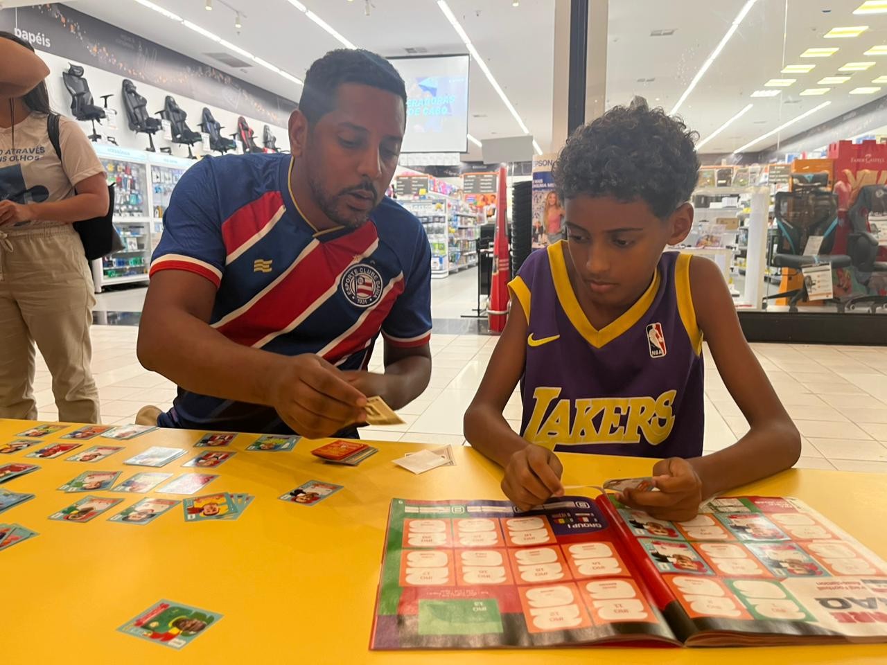 Febre do álbum da Copa do Mundo 2026 movimenta shoppings e reúne famílias em Salvador; veja lista com ponto de trocas