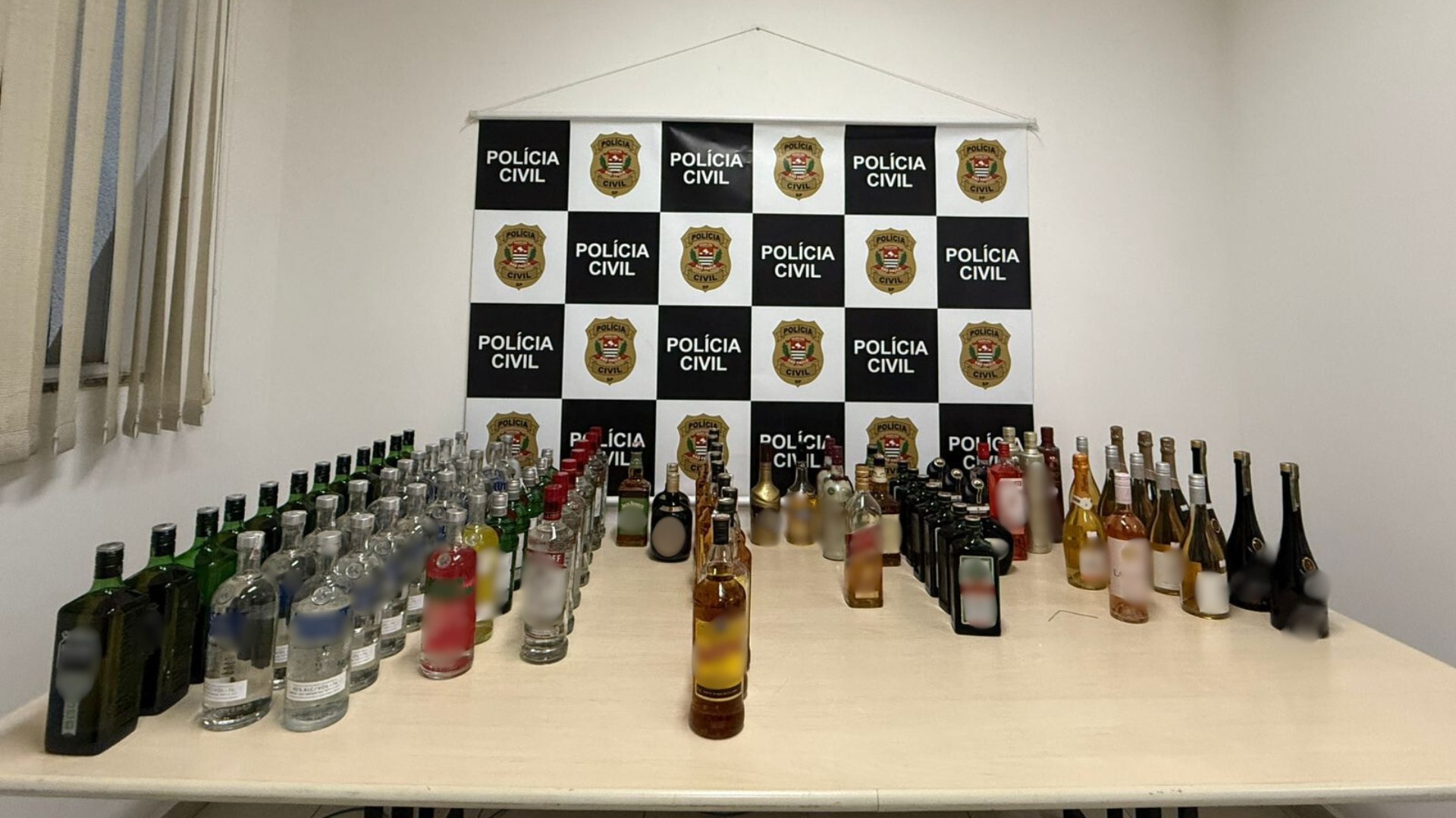 Polícia apreende bebidas falsificadas e prende donos de adegas em Jundiaí