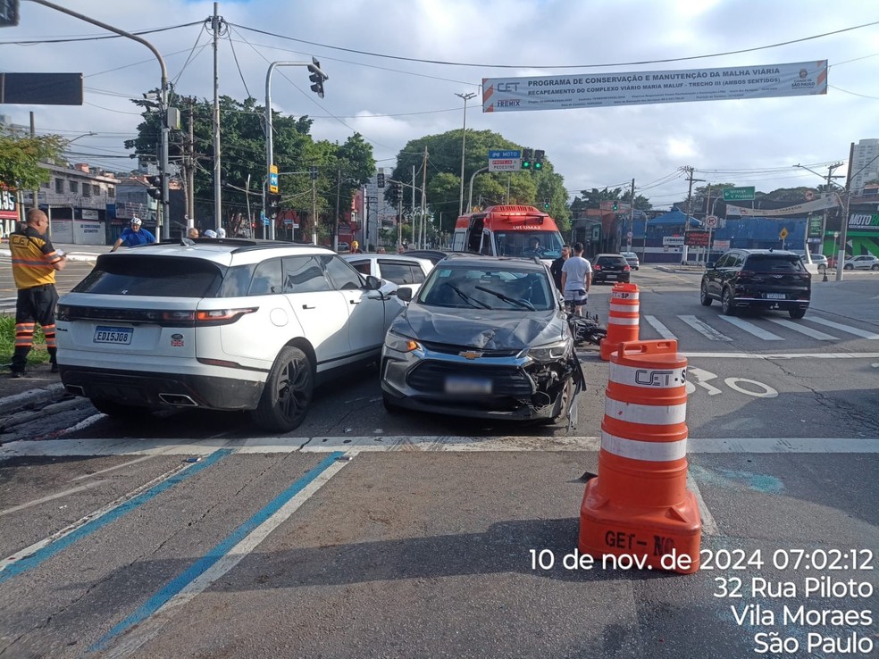 Acidente em semáforo na Avenida Presidente Tancredo Neves, no Sacomã, Zona Sul de São Paulo, na manhã deste domingo (10/11/2024). — Foto: Divulgação/PMESP