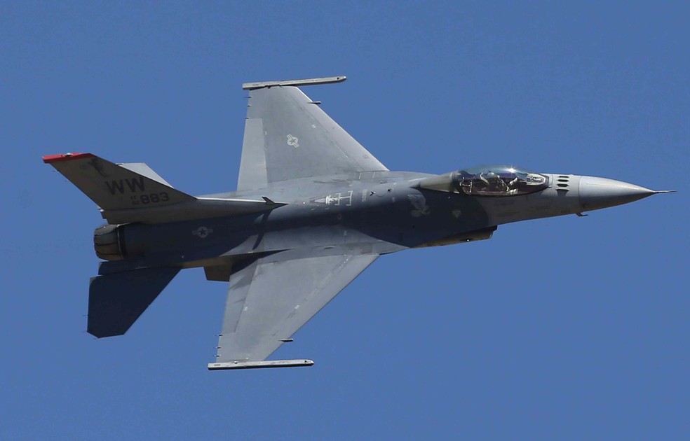 Caça F-16 durante exibição em 2019 — Foto: Aijaz Rahi/Associated Press/Arquivo
