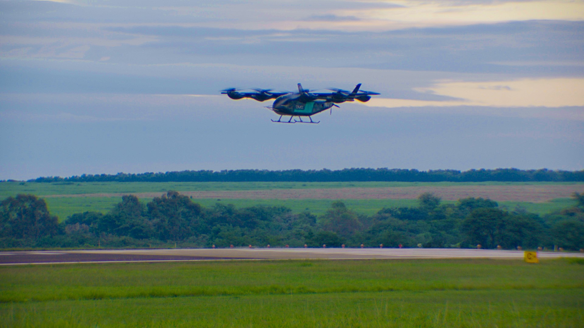 Produzido em Taubat&eacute;, prot&oacute;tipo do carro voador da Embraer faz 1&ordm; ...