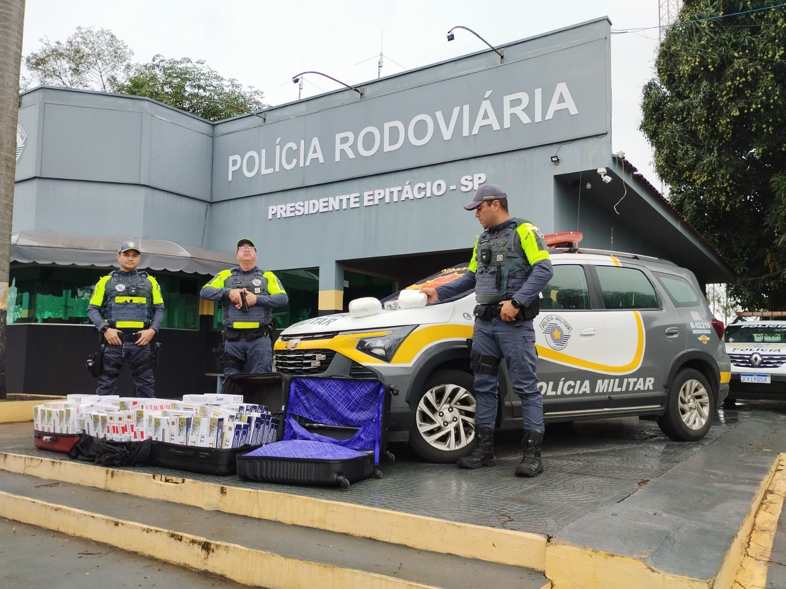 Passageiros são presos com malas cheias de cigarros e drogas em ônibus em Presidente Epitácio