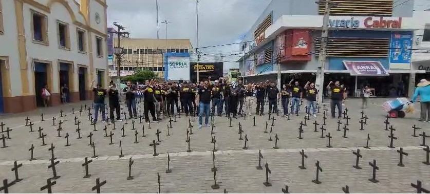 Protesto de policiais civis colocam cruzes no Marco Zero de Caruaru 