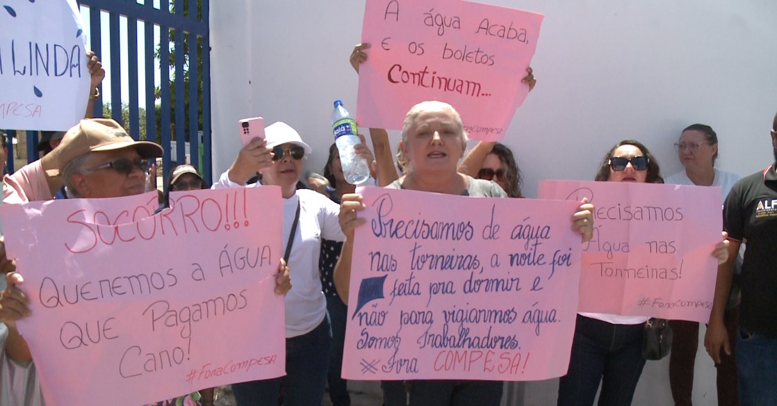 Moradores protestam na frente da Compesa de Petrolina contra a falta de abastecimento de água