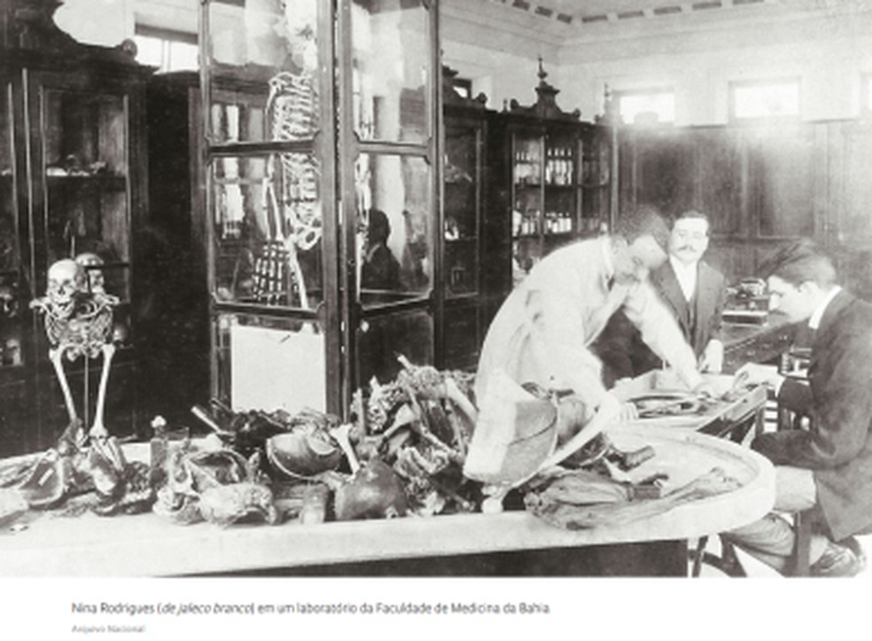Nina Rodrigues (de jaleco branco) em um laboratório da Faculdade de Medicina da Bahia — Foto: Arquivo Nacional