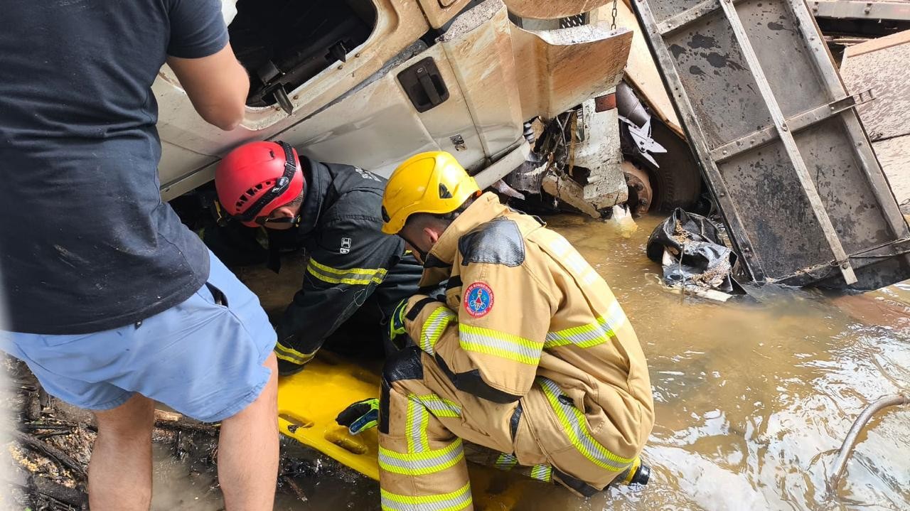 Caminhoneiro tem perna amputada após carreta despencar de ponte e cair em córrego na BR-040