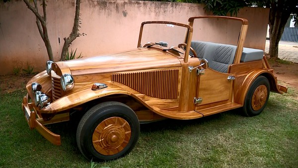 Morador de Guabiruba dedicou dois anos para construção de carro de madeira