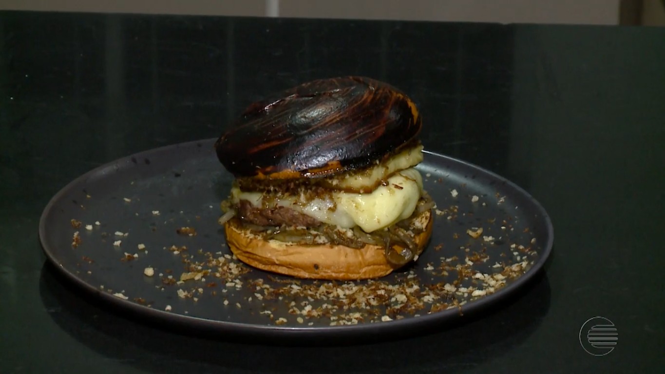 Aprenda a preparar um delicioso hamburguer com pão de cajuína, queijo  coalho e paçoca