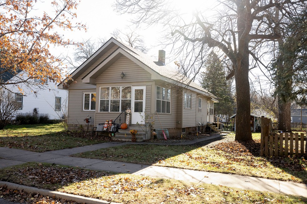 A casa alugada em River Falls, Wisconsin, onde os promotores dizem que Austin Koeckeritz manteve uma mulher em cativeiro e a forçou a aparecer no OnlyFans — Foto: Reuters/Tim Gruber