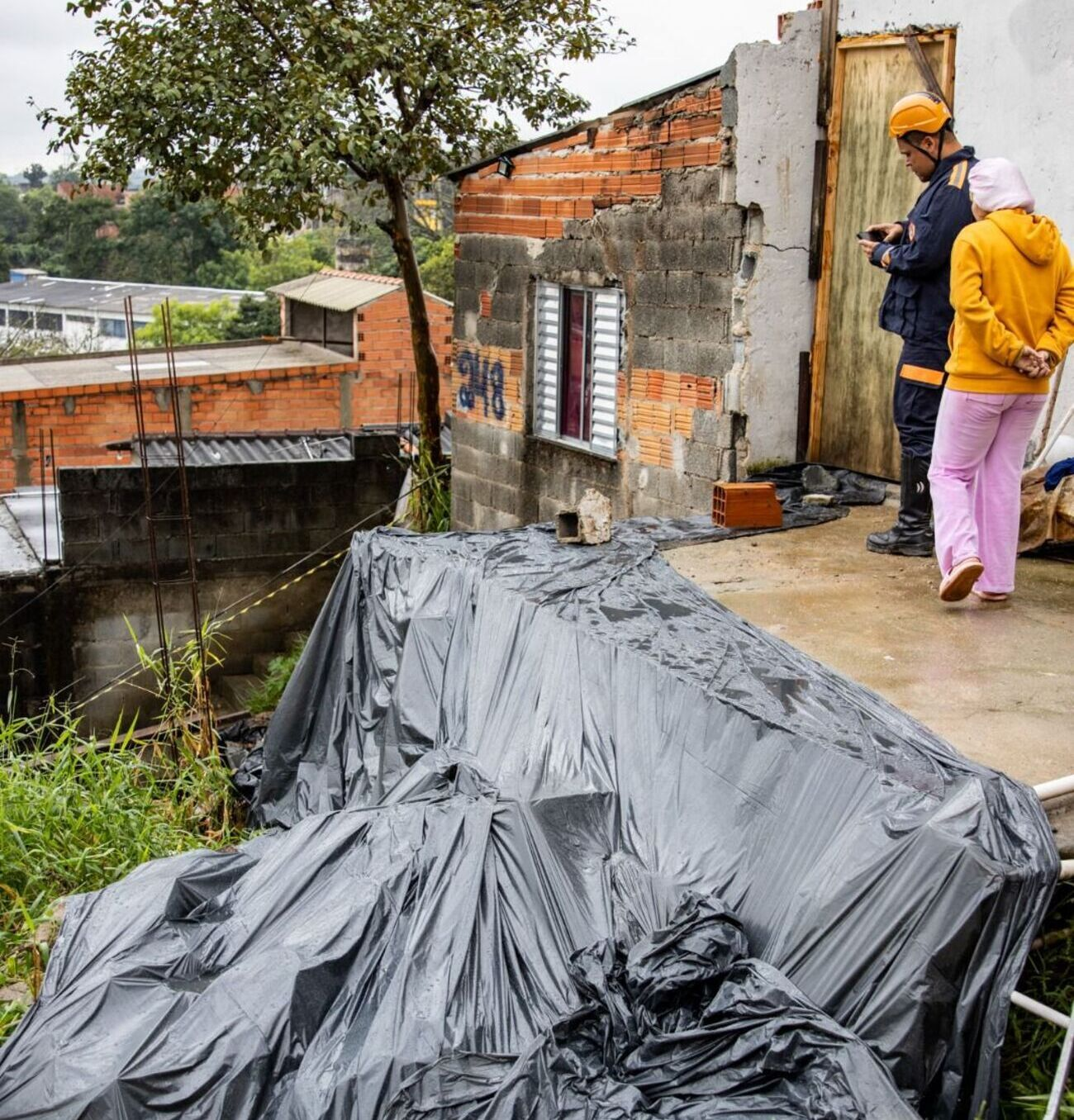 Após chuva, Defesa Civil interdita dois imóveis por risco de deslizamento em Itaquaquecetuba