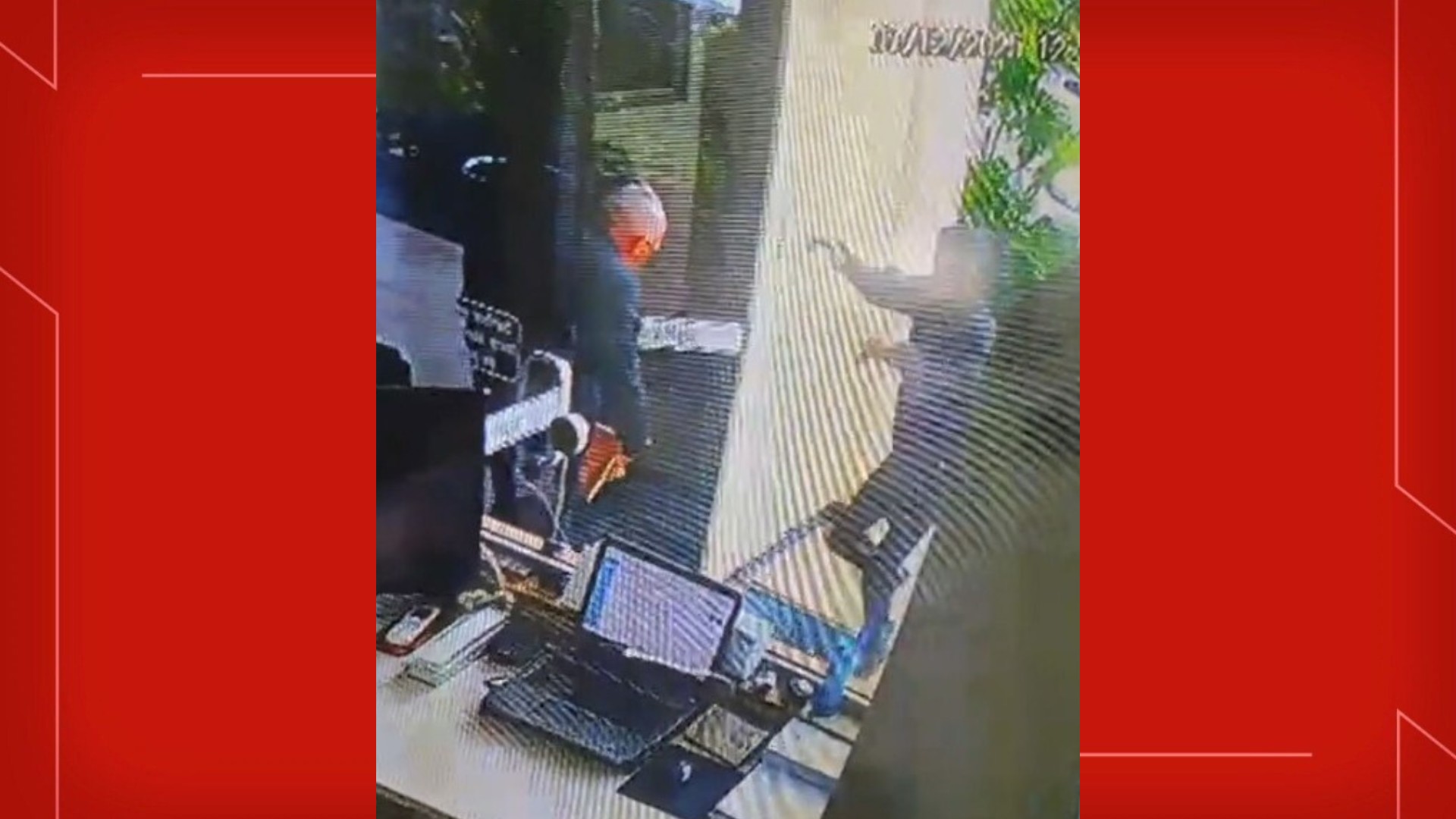 VÍDEO: entregador de aplicativo agride porteiro em Brasília