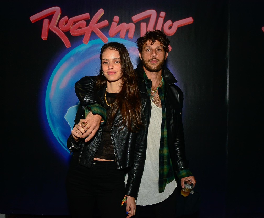 Laura Neiva e Chay Suede no terceiro dia de Rock in Rio 2022 — Foto: Webert Belicio/ Agnews 