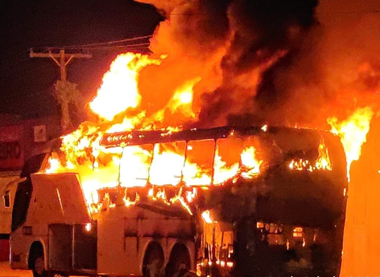 Ônibus pega fogo após pane elétrica em Tucumã, no Pará