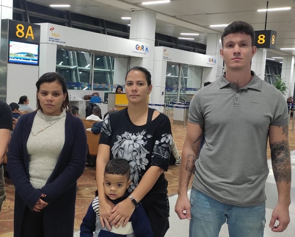 Angélica ao lado do filho e da família em retorno ao Brasil — Foto: Arquivo Pessoal