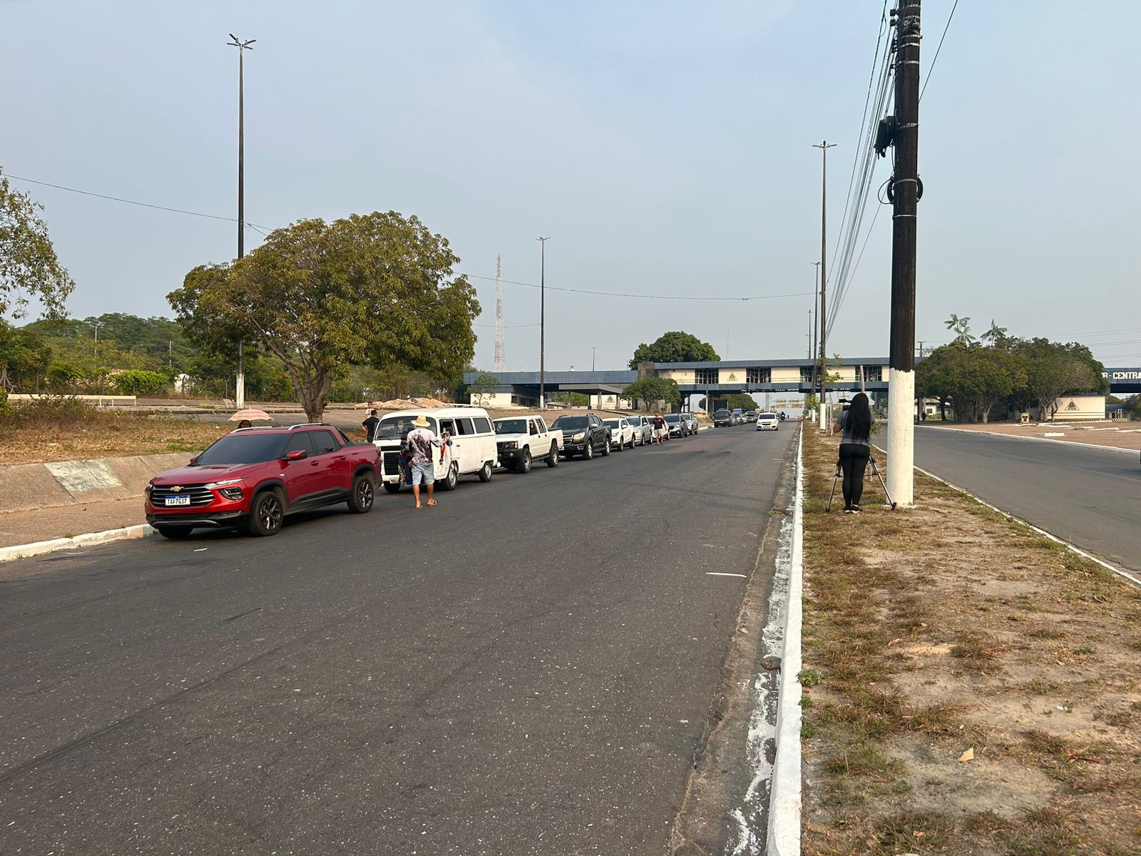 Porto da Ceasa registra fila de carros na saída para feriado prolongado em Manaus