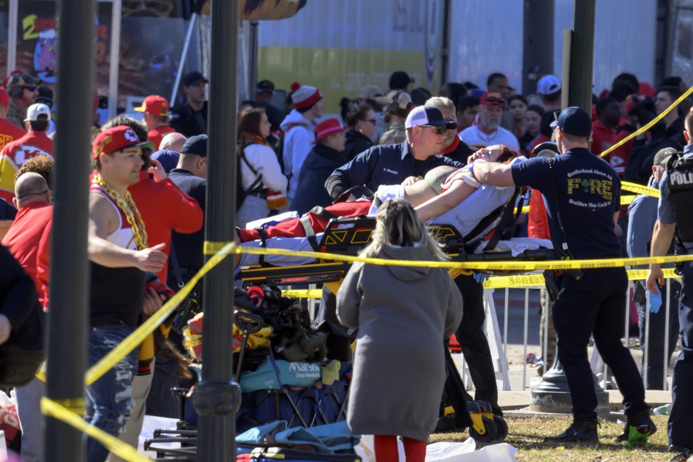Mulher é levada de maca até uma ambulância após tiroteio durante comemoração do título do Kansas City Chiefs na NFL em Kansas City, no Missouri — Foto: Reed Hoffmann/AP